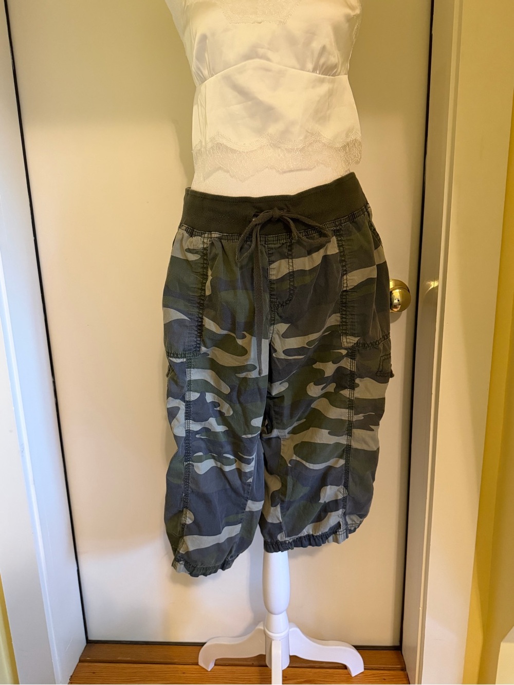 camo capris! has a drawstring